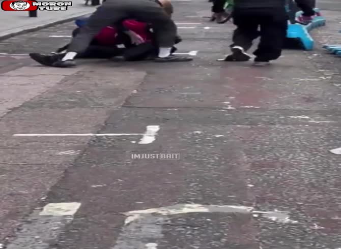 Video :After being apprehended, this crook plays the victim!
